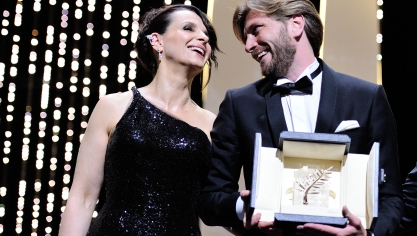 Ruben Östlund et Juliette Binoche lors de la remise de la Palme d