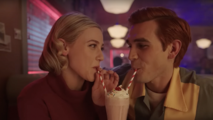 Betty (Lili Reinhart) et Archie (K.J. Apa) dans la bande-annonce de la saison 7 de Riverdale