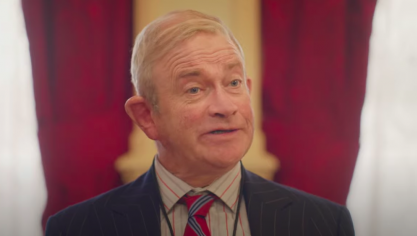 Harry Enfield en tant que Charles III dans The Windsors.