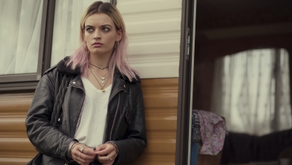 Dans Sex Education, Emma Mackey joue Maeve, jeune lycéenne brillante et rebelle. L