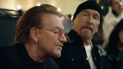 Bono et The Edge chantent dans un bar de Dublin dans le documentaire A Sort of Homecoming