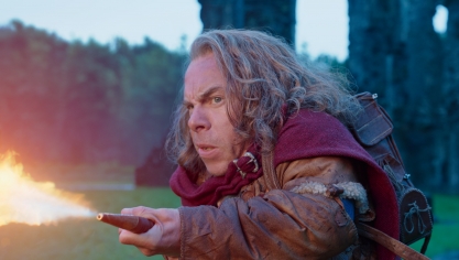  Warwick Davis incarne Willow dans le film et la série dérivée