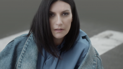 Laura Pausini dans son clip Un buon inizio