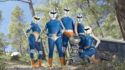 Quentin Dupieux parodie avec Fumer fait tousser l’univers des Super Sentai, ces productions japonaises ayant inspiré aux Américains les Power Rangers.