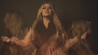 Kelly Clarkson sortira son nouvel album chemistry le 23 juin prochain.