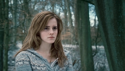 Emma Watson incarne Hermione Granger dans la saga de films Harry Potter, ici dans Les reliques de la mort, partie I. 