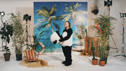 Julien Doré en panda dans le clip de Coco Câline