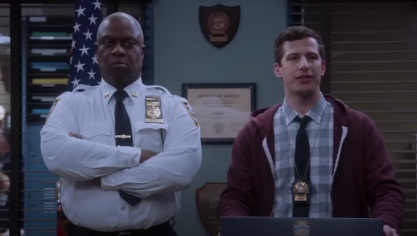 Jake Peralta et Capitaine Holt dans la série Brooklyn Nine-Nine sur Netflix