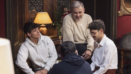 A gauche, Tom Pernaut lors du tournage des Traîtres. 