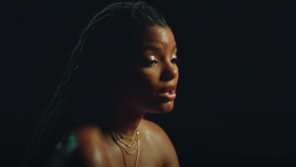 Halle Bailey chante Angel, son premier single en solo.