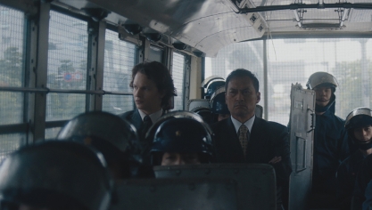Ansel Elgort incarne Jake Adelstein dans la série Tokyo Vice.