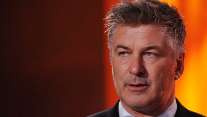 Alec Baldwin est inculpé pour homicide involontaire après avoir tiré mortellement sur la directrice de la photographie du film Rust.