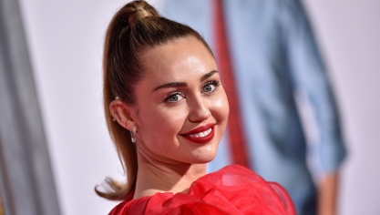 La chanteuse Miley Cyrus, interprète du single Flowers, lors de l