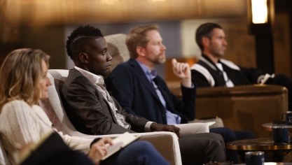 Blaise Matuidi, ancien footballeur et champion du monde, confortablement installé dans le fauteuil des investisseurs de Qui veut être mon associé ? sur M6.