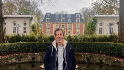 Michael Goldman, le directeur de la Star Academy, devant le château