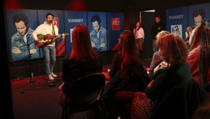 Vianney se produit devant une dizaine de ses fans, dans un studio de la radio RTL2, le lundi 6 novembre 2023.