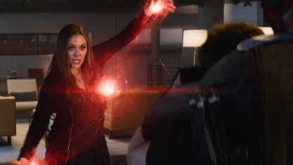 Elizabeth Olsen incarne Wanda Maximoff dans le Marvel Cinematic Universe (ici dans Captain America : civil war).