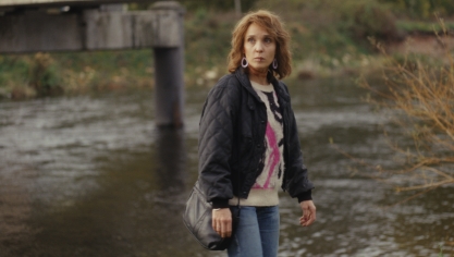 Alix Poisson joue le rôle de Christine, la première victime du violeur dans la série Sambre.