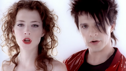 Melissa Auf Der Maur et Nicola Sirkis dans le clip Le Grand Secret. 