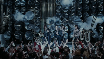 Dans Harry Potter et la Coupe de feu, un groupe de rock performe sur la scène de Poudlard, les Bizarr