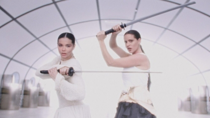 Björk et Rosalía jouent les samouraïs modernes dans un clip éthéré accompagnant la sortie du titre Oral.