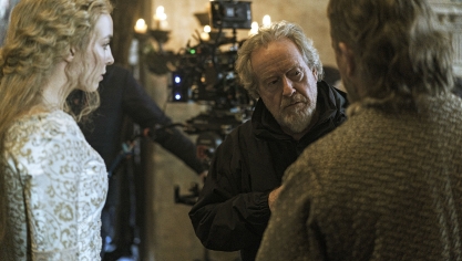 Ridley Scott avec Jodie Comer et Matt Damon sur le tournage du Dernier Duel.