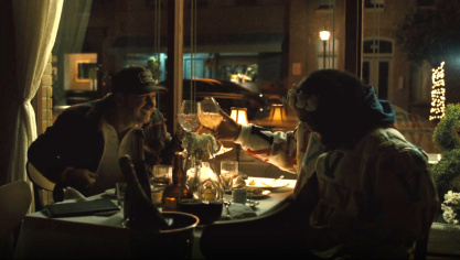 Dans le clip, Drake est montré en train de dîner au restaurant avec un ami avant de trouver la mort.