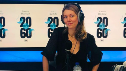 Lauren Bastide a annoncé mettre fin à son podcast La poudre.