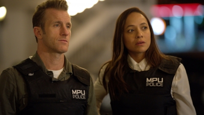 Scott Caan et Dania Ramirez dans la série Alert.