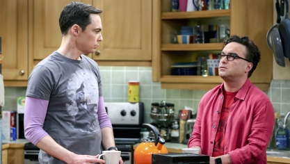 Sheldon Cooper (Jim Parsons) et Leonard Hofstadter (Johnny Galecki). The Big Bang Theory. Saison 12 - Episode 22. 