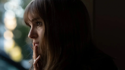Dans ce drame porté par Natalie Portman et Julianne Moore, le réarrangement de cette mélodie offre une atmosphère inquiétante. 