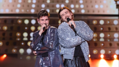 Julien et Pierre sur la scène de la Star Academy.