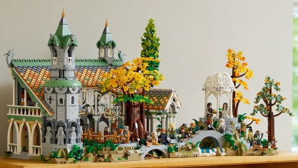 Le set LEGO Icons – Le Seigneur des anneaux : Fondcombe sera disponible au prix de vente conseillé de 499,99 €, à partir du 8 mars 2023.