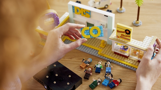 Visuel du set de construction LEGO du clip Dynamite du groupe BTS 