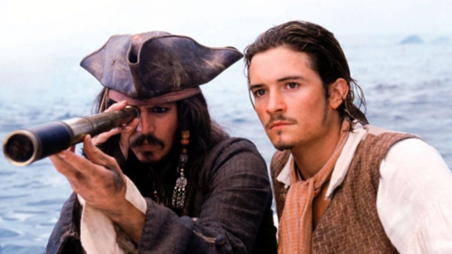 Johnny Depp (Jack Sparrow) et Orlando Bloom (Will Turner) dans Pirates des Caraïbes : la Malédiction du Black Pearl. Et pourquoi ne pas reformer ce duo, voire trio avec Keira Knightley ?
