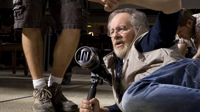 Steven Spielberg, ici sur le tournage d'Indiana Jones et le Royaume du Crâne de Cristal, va réaliser une mini-série.