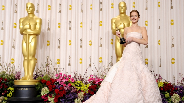 Jennifer Lawrence brandit son Oscar de la meilleure actrice lors de la cérémonie de 2013