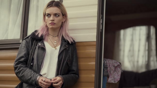 Dans Sex Education, Emma Mackey joue Maeve, jeune lycéenne brillante et rebelle. L