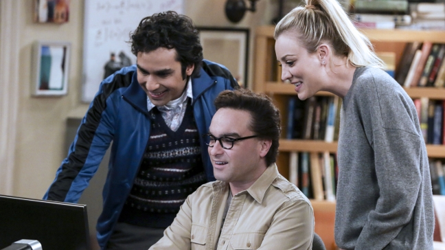 Kunal Nayyar (Rajesh Koothrappali), Johnny Galecki (Leonard Hofstadter) et Kaley Cuoco (Penny) sur le tournage de The Big Bang Theory.