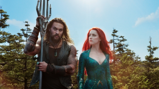 Amber Heard fait son grand retour au cinéma. C'est du moins ce que montrent les premières images d'Aquaman 2 dévoilées par la Warner. 