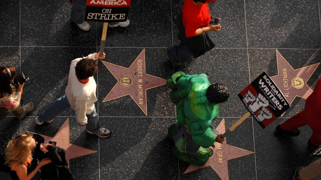 Les membres du syndicat de la Writers Guild of America se mettent en grève après six semaines de négociations avec les boîtes de production