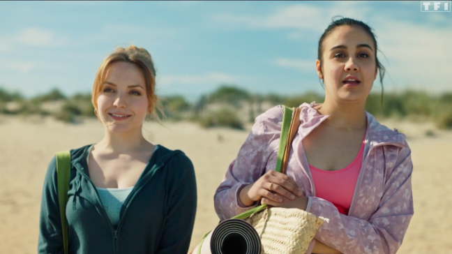 Noor et Judith assiste au cours de Vince sur la plage 