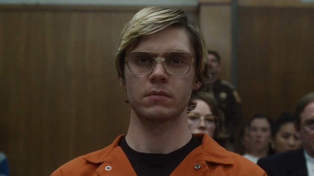 Evan Peters dans le rôle de Jeffrey Dahmer dans la série Monstre sur Netflix