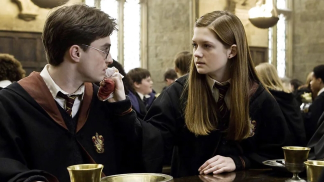Cadette du clan Weasley, Gryffondor émérite, épouse de Harry Potter, Ginny Weasley n'est pourtant pas beaucoup visible dans la saga cinématographique.