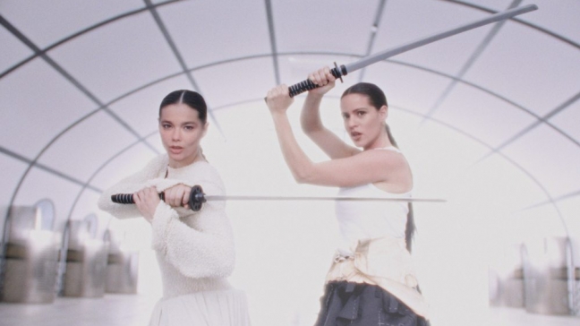 Björk et Rosalía jouent les samouraïs modernes dans un clip éthéré accompagnant la sortie du titre Oral.