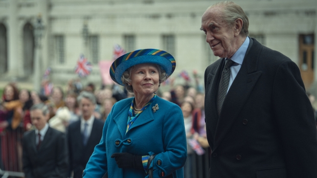 La reine Elisabeth II (Imelda Staunton) et le prince Philip (Jonathan Pryce) dans l'épisode 5 de la saison 6 de The Crown.