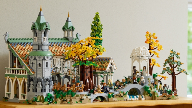 Le set LEGO Icons – Le Seigneur des anneaux : Fondcombe sera disponible au prix de vente conseillé de 499,99 €, à partir du 8 mars 2023.