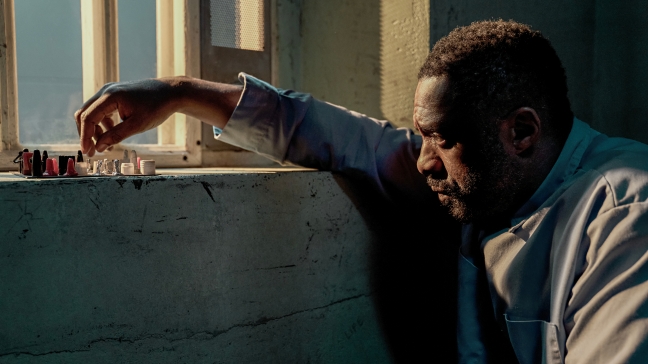 Idris Elba reprend son rôle de John Luther dans Luther : soleil déchu