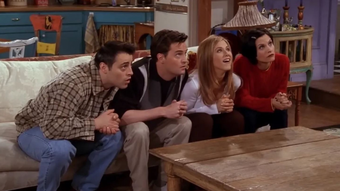 Affiche FRIENDS™, Joey, Ross et Chandler sur le canapé