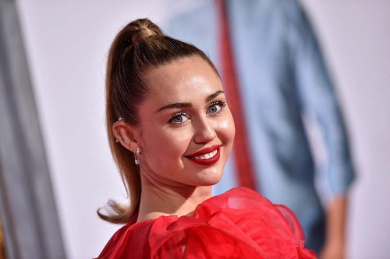La chanteuse Miley Cyrus, interprète du single Flowers, lors de l